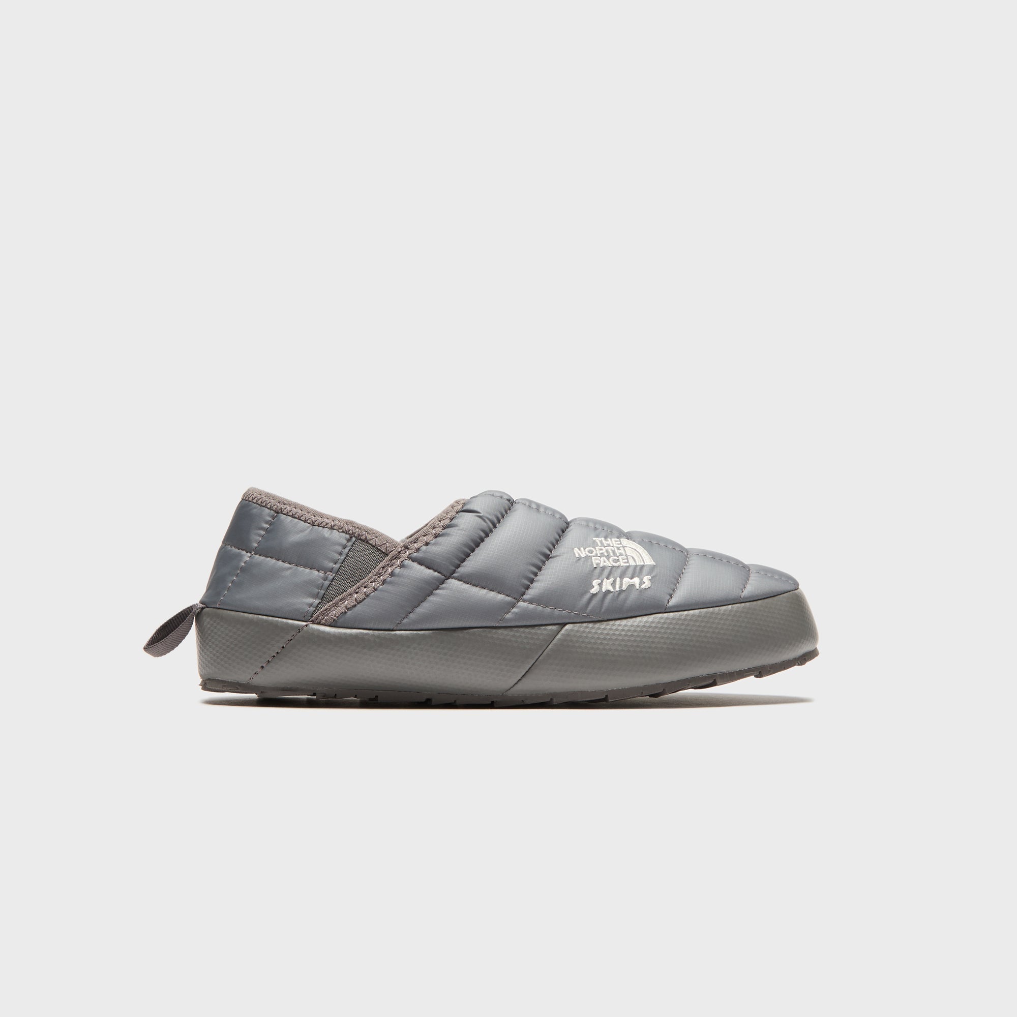 The North Face x SKIMS WMNS Thermoball Traction Mule V - Gunmetal