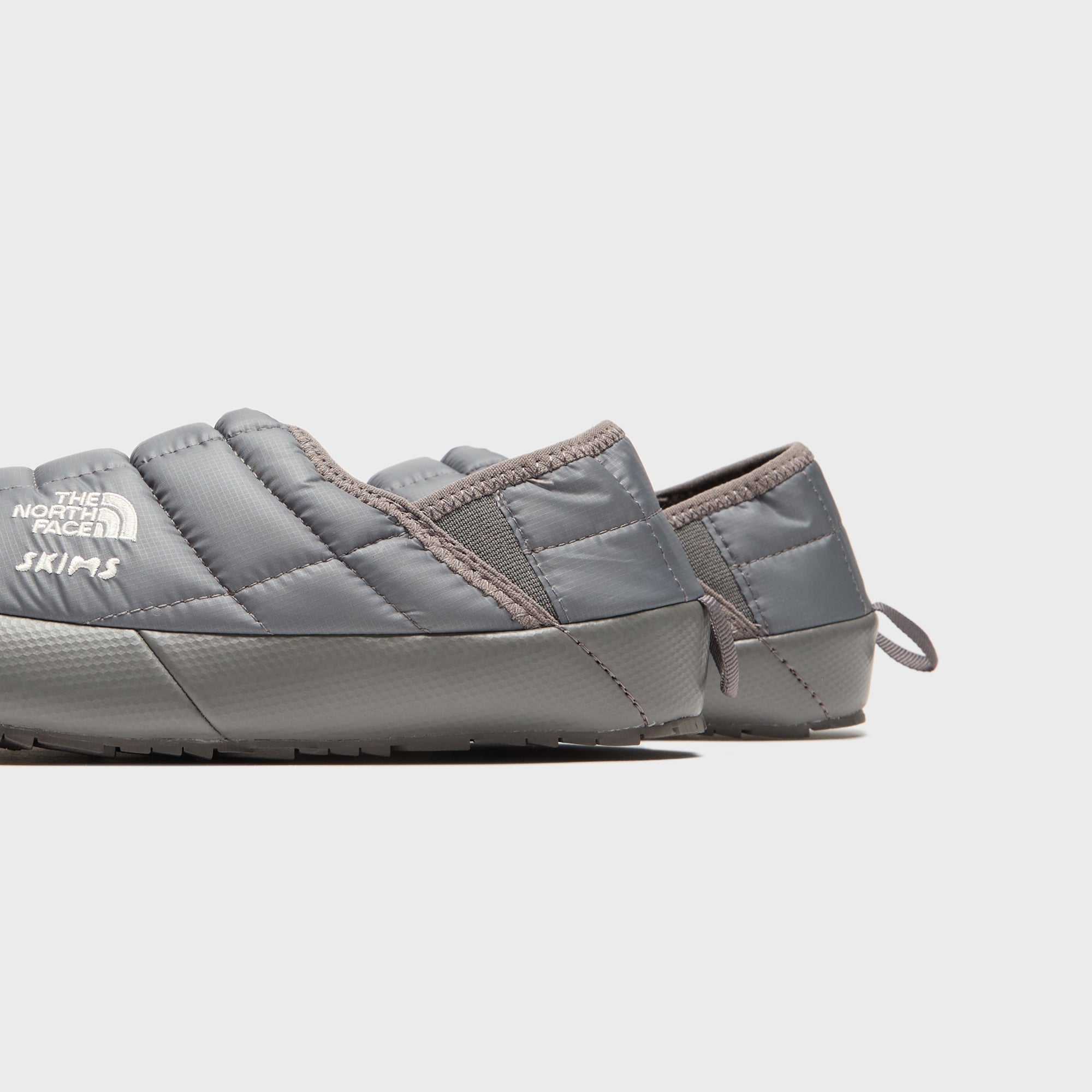The North Face x SKIMS WMNS Thermoball Traction Mule V - Gunmetal