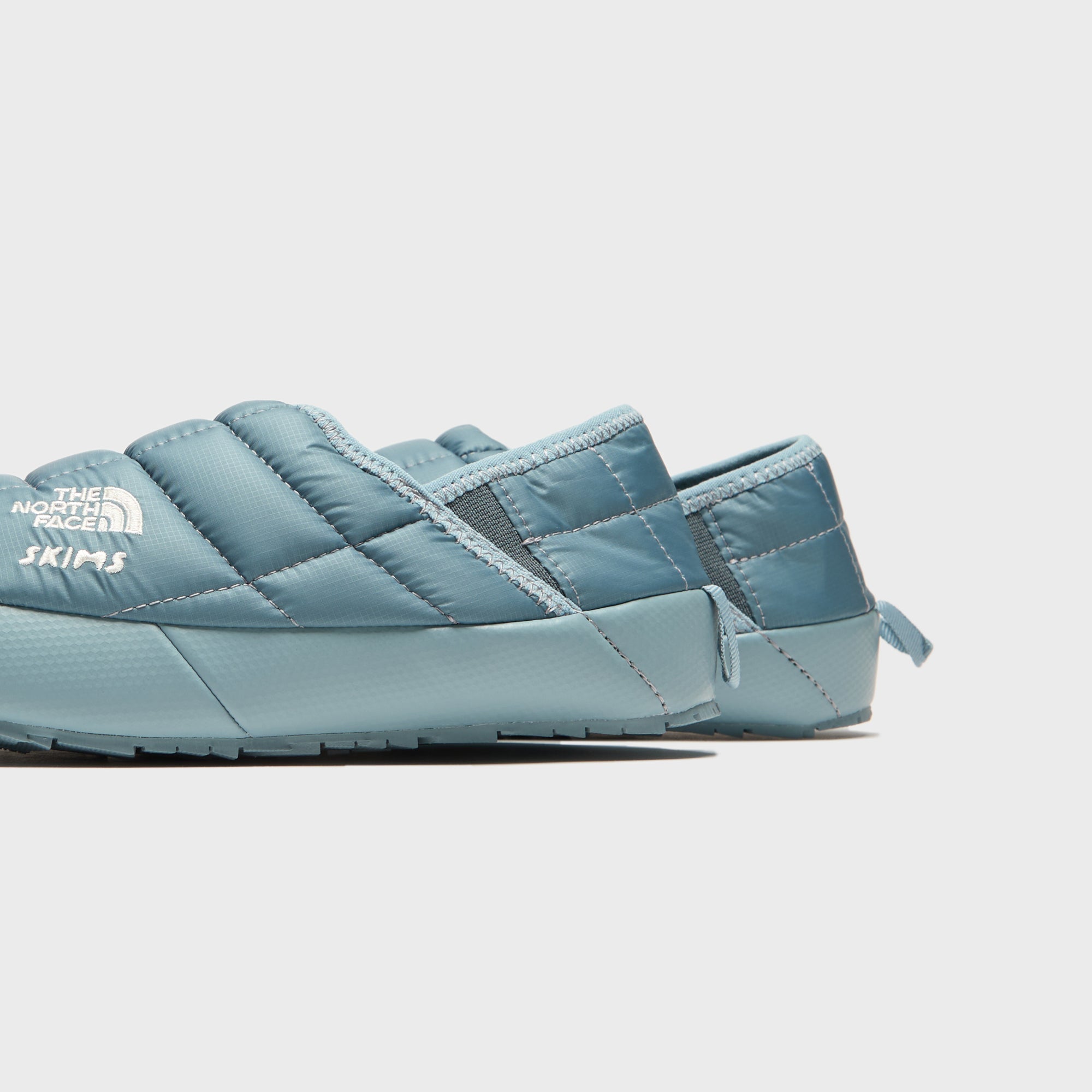 The North Face x SKIMS WMNS Thermoball Traction Mule V - Kyanite